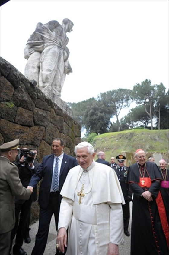 البابا يقوم بزيارة ايطاليا للصلاة على ضحايا المذبحة النازية!  صورة رقم 13