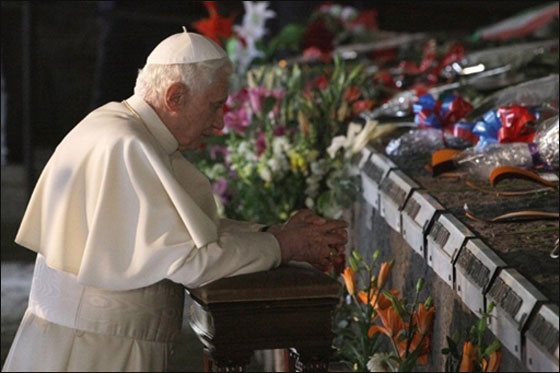 البابا يقوم بزيارة ايطاليا للصلاة على ضحايا المذبحة النازية!  صورة رقم 22