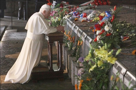 البابا يقوم بزيارة ايطاليا للصلاة على ضحايا المذبحة النازية!  صورة رقم 12