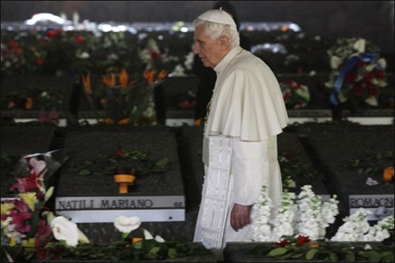 البابا يقوم بزيارة ايطاليا للصلاة على ضحايا المذبحة النازية!  صورة رقم 21