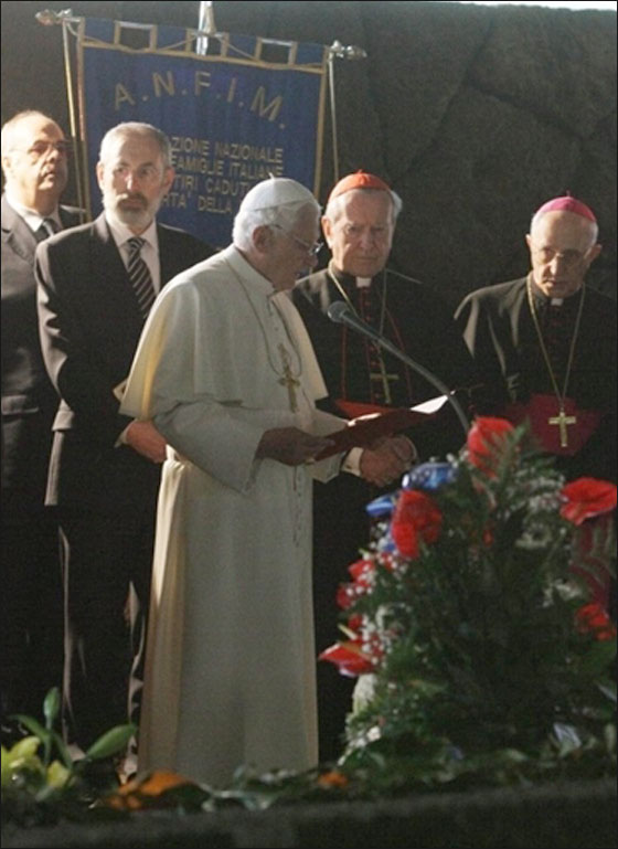 البابا يقوم بزيارة ايطاليا للصلاة على ضحايا المذبحة النازية!  صورة رقم 17