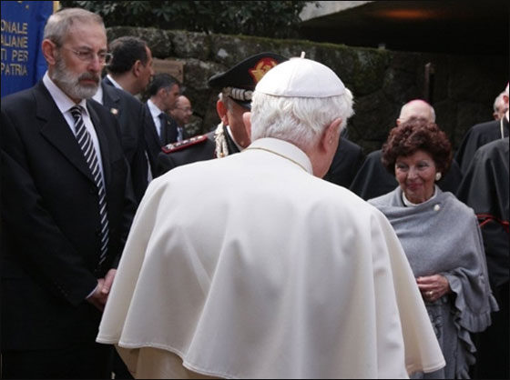 البابا يقوم بزيارة ايطاليا للصلاة على ضحايا المذبحة النازية!  صورة رقم 23