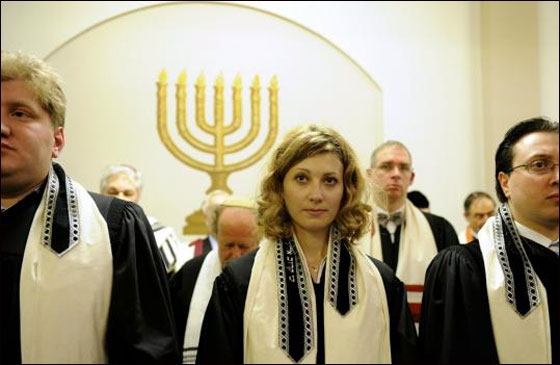 لأول مرة.. تنصيب امرأة يهودية حاخام  في ألمانيا صورة رقم 1