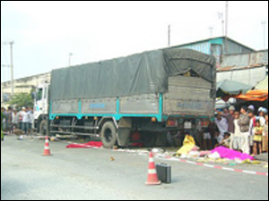 سائق شاحنة قتل 5 اشخاص وأصاب 3 آخرون وهو نائم!!! صورة رقم 1 سائق شاحنة قتل 5 اشخاص وأصاب 3 آخرون وهو نائم!!! صورة رقم 1