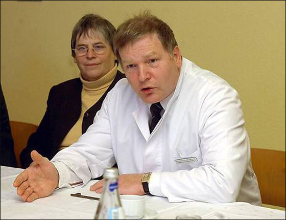 مدير مستشفى الماني يطهر الجروح بالليمون ويستاصل اعضاء سليمة! صورة رقم 1 مدير مستشفى الماني يطهر الجروح بالليمون ويستاصل اعضاء سليمة! صورة رقم 1