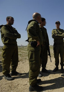 جنود الاحتلال يتلذذون باهانة الفلسطينيين ويوثقون ذلك بالصور صورة رقم 1