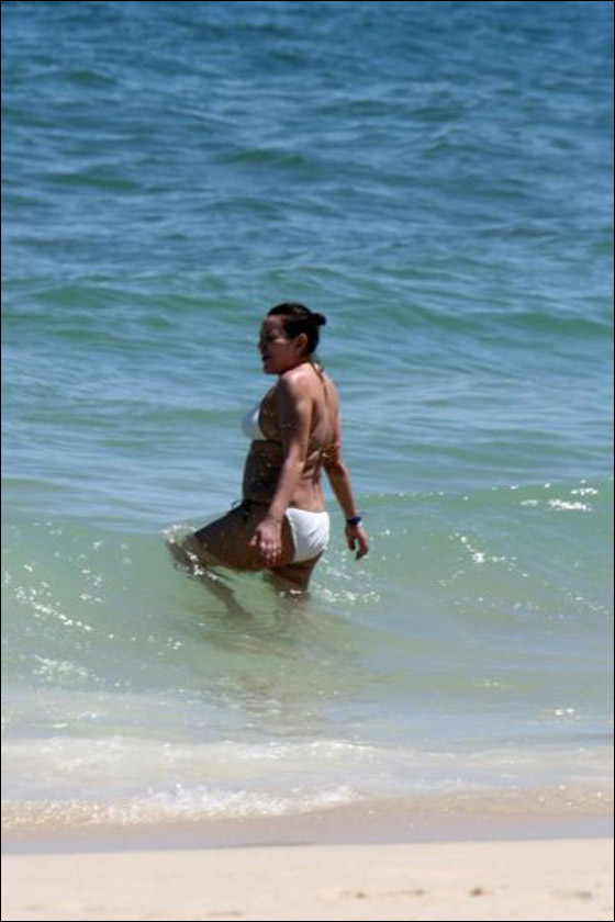 هل هي للا حسناء شقيقة ملك المغرب بالبكيني أم أنها فرية!! صورة رقم 2 هل هي للا حسناء شقيقة ملك المغرب بالبكيني أم أنها فرية!! صورة رقم 2