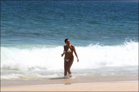 هل هي للا حسناء شقيقة ملك المغرب بالبكيني أم أنها فرية!! صورة رقم 3 هل هي للا حسناء شقيقة ملك المغرب بالبكيني أم أنها فرية!! صورة رقم 3