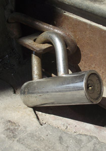 اضراب عام في الوسط العربي في الذكرى الـ35 ليوم الأرض صورة رقم 1 اضراب عام في الوسط العربي في الذكرى الـ35 ليوم الأرض صورة رقم 1