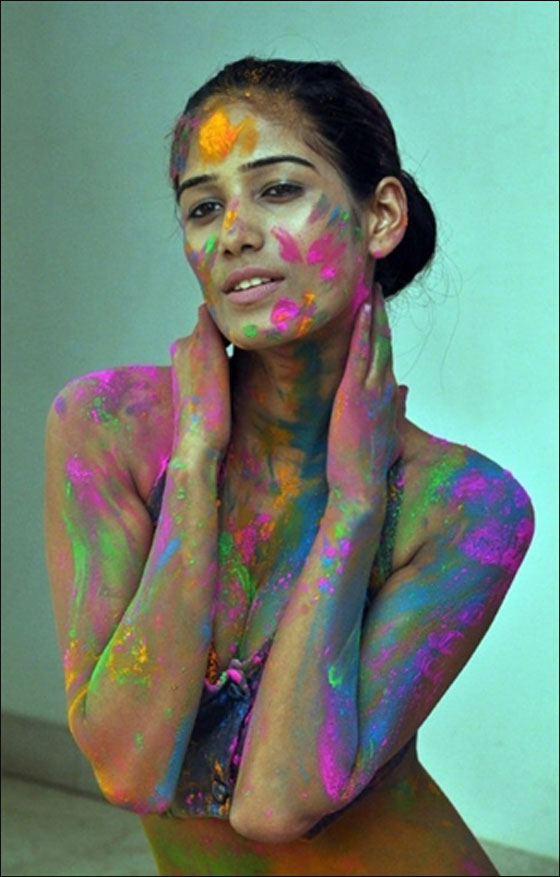 عارضة هندية تراهن بخلع الملابس اذا فاز بلدها ببطولة الكريكت!  صورة رقم 2