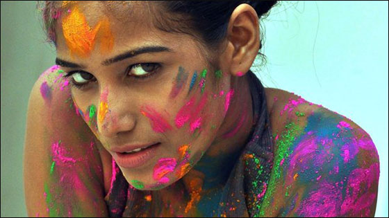 عارضة هندية تراهن بخلع الملابس اذا فاز بلدها ببطولة الكريكت!  صورة رقم 1