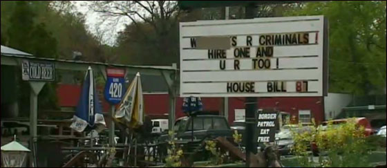 الفئران مجرمون عبارة تثير الجدل بعد نشر إعلان عنصري في أمريكا! صورة رقم 3 الفئران مجرمون عبارة تثير الجدل بعد نشر إعلان عنصري في أمريكا! صورة رقم 3