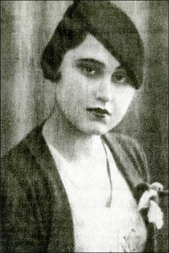 بالصور.. كويتي يجمع اهم ما نشرته الصحف خلال 30 عام! صورة رقم 3 بالصور.. كويتي يجمع اهم ما نشرته الصحف خلال 30 عام! صورة رقم 3