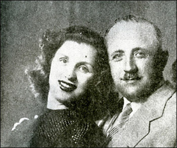 بالصور.. كويتي يجمع اهم ما نشرته الصحف خلال 30 عام! صورة رقم 4 بالصور.. كويتي يجمع اهم ما نشرته الصحف خلال 30 عام! صورة رقم 4