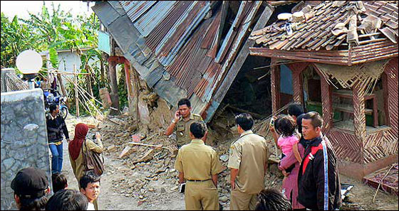 زلزال بقوة 6.7 ضرب اندونيسيا والسلطات تحذر من تسونامي! صورة رقم 4 زلزال بقوة 6.7 ضرب اندونيسيا والسلطات تحذر من تسونامي! صورة رقم 4