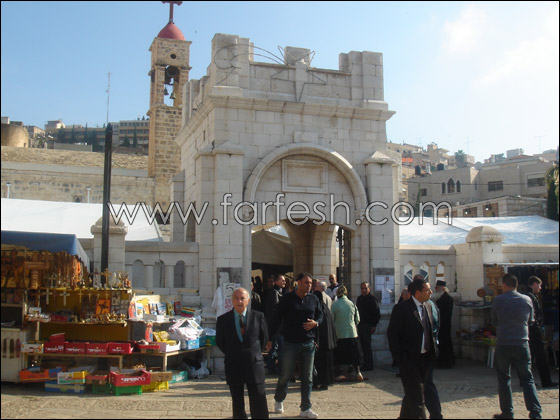 متظاهرون يحاولون منع البطريرك ثيوفيلوس دخول الكنيسة في الناصرة والشرطة تتدخل  صورة رقم 3