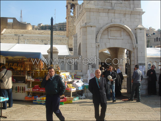 متظاهرون يحاولون منع البطريرك ثيوفيلوس دخول الكنيسة في الناصرة والشرطة تتدخل  صورة رقم 11
