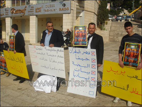 متظاهرون يحاولون منع البطريرك ثيوفيلوس دخول الكنيسة في الناصرة والشرطة تتدخل  صورة رقم 2