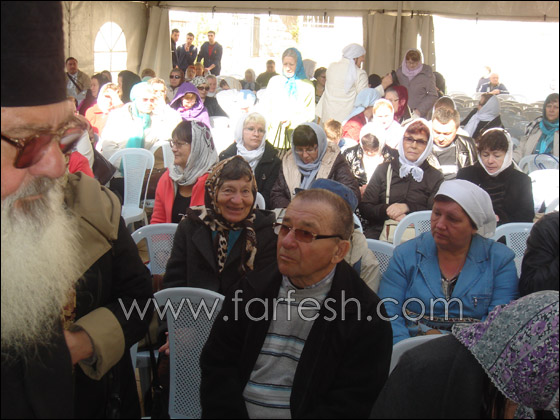 متظاهرون يحاولون منع البطريرك ثيوفيلوس دخول الكنيسة في الناصرة والشرطة تتدخل  صورة رقم 5