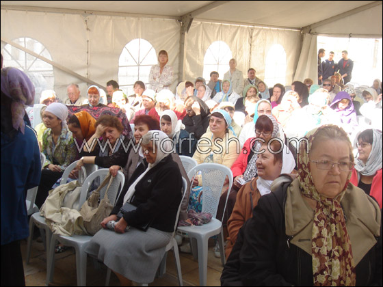 متظاهرون يحاولون منع البطريرك ثيوفيلوس دخول الكنيسة في الناصرة والشرطة تتدخل  صورة رقم 7