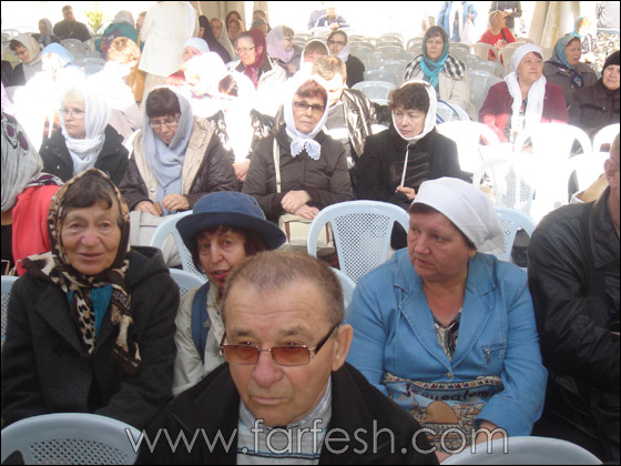 متظاهرون يحاولون منع البطريرك ثيوفيلوس دخول الكنيسة في الناصرة والشرطة تتدخل  صورة رقم 12