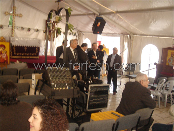 متظاهرون يحاولون منع البطريرك ثيوفيلوس دخول الكنيسة في الناصرة والشرطة تتدخل  صورة رقم 8