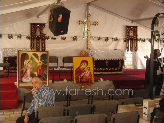 متظاهرون يحاولون منع البطريرك ثيوفيلوس دخول الكنيسة في الناصرة والشرطة تتدخل  صورة رقم 9