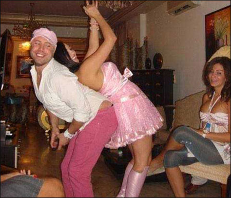 ايلي باسيل يفقد هاتفه الخلوي الذي يحوي فضائح لفنانين وسياسيين صورة رقم 3 ايلي باسيل يفقد هاتفه الخلوي الذي يحوي فضائح لفنانين وسياسيين صورة رقم 3