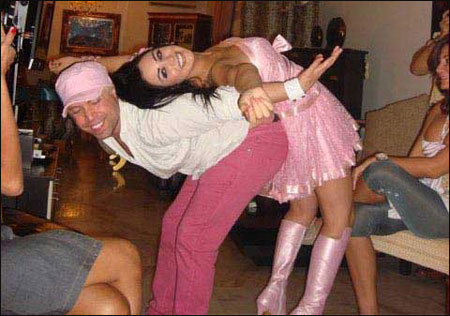 ايلي باسيل يفقد هاتفه الخلوي الذي يحوي فضائح لفنانين وسياسيين صورة رقم 5 ايلي باسيل يفقد هاتفه الخلوي الذي يحوي فضائح لفنانين وسياسيين صورة رقم 5