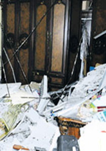 اماراتية شجاعة تخاطر بحياتها لانقاذ اطفالها من منزل ينهار صورة رقم 1 اماراتية شجاعة تخاطر بحياتها لانقاذ اطفالها من منزل ينهار صورة رقم 1