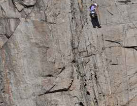 سقط من ارتفاع الف متر.. لكنه نجا من الموت! صورة رقم 1 سقط من ارتفاع الف متر.. لكنه نجا من الموت! صورة رقم 1