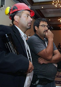 احد الناجيين من منجم تشيلي يجمع الاموال لمساعدة ضحايا زلزال تشيلي صورة رقم 1