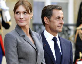 ساركوزي يهدد صحفي بسحق وجهه لتشبيهه زوجته بالـ ساركوزي يهدد صحفي بسحق وجهه لتشبيهه زوجته بالـ