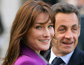 ساركوزي يهدد صحفي بسحق وجهه لتشبيهه زوجته بالـ ساركوزي يهدد صحفي بسحق وجهه لتشبيهه زوجته بالـ