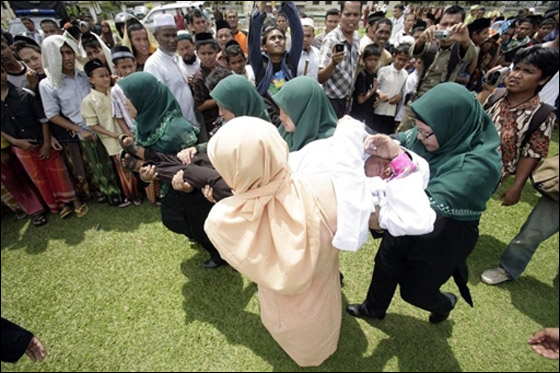 جلد امرأة 9 جلدات لانها اقامت علاقة غرامية غير شرعية!!  صورة رقم 3