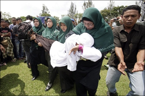 جلد امرأة 9 جلدات لانها اقامت علاقة غرامية غير شرعية!!  صورة رقم 2