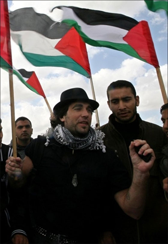 أسطول الحرية سيحمل اسم فيتوريو أريغوني وستشارك فيه والدته صورة رقم 2 أسطول الحرية سيحمل اسم فيتوريو أريغوني وستشارك فيه والدته صورة رقم 2