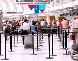 موظف في المطار يصور النساء سرا  في المراحيض!! صورة رقم 1