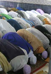 بعد حظرها ارتداء النقاب.. فرنسا تعتزم منع الصلاة في الأماكن العامة صورة رقم 1 بعد حظرها ارتداء النقاب.. فرنسا تعتزم منع الصلاة في الأماكن العامة صورة رقم 1