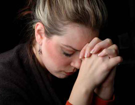 ام هجرت اطفالها الخمسة لوحدهم في منزل قذر.. لتصلي! صورة رقم 1