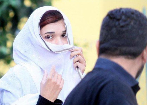 عائلة باكستانية تمنع ابنتها من الذهاب الى المدرسة بسبب جمالها!! صورة رقم 2 عائلة باكستانية تمنع ابنتها من الذهاب الى المدرسة بسبب جمالها!! صورة رقم 2