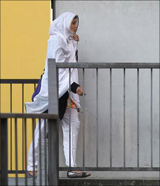 عائلة باكستانية تمنع ابنتها من الذهاب الى المدرسة بسبب جمالها!! صورة رقم 3 عائلة باكستانية تمنع ابنتها من الذهاب الى المدرسة بسبب جمالها!! صورة رقم 3