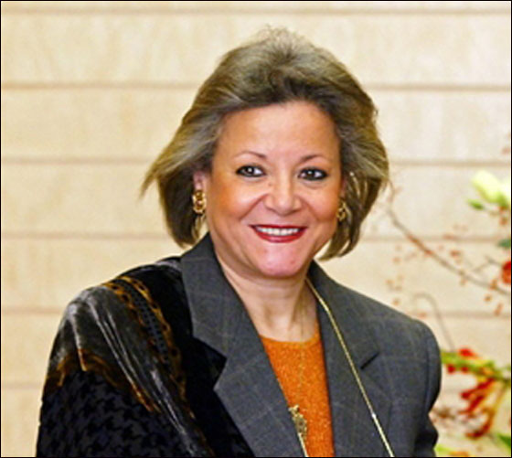 بكل تواضع.. وزيران مصريان يقفان وسط الركاب في المطار! صورة رقم 2 بكل تواضع.. وزيران مصريان يقفان وسط الركاب في المطار! صورة رقم 2