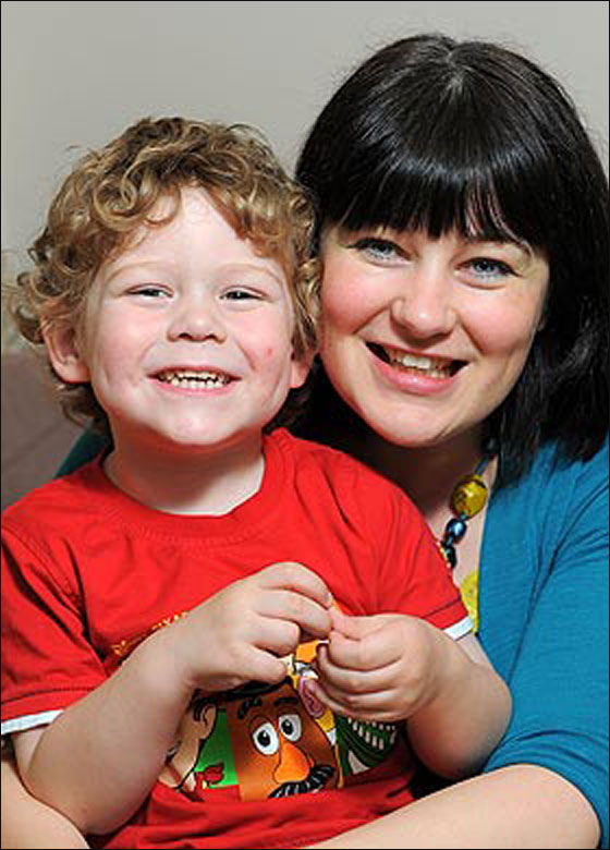 طفل بريطاني انقذ امه من اخطر انواع سرطان الجلد! صورة رقم 1 طفل بريطاني انقذ امه من اخطر انواع سرطان الجلد! صورة رقم 1