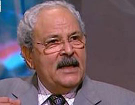 بكل تواضع.. وزيران مصريان يقفان وسط الركاب في المطار! صورة رقم 1 بكل تواضع.. وزيران مصريان يقفان وسط الركاب في المطار! صورة رقم 1