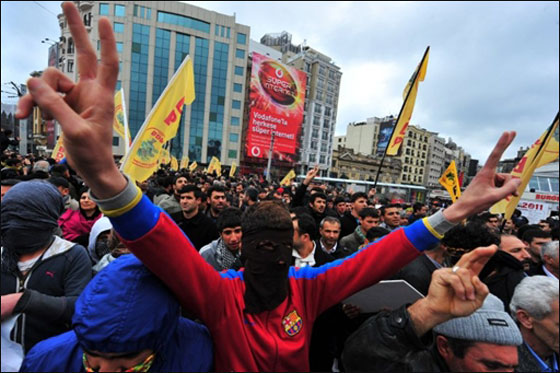 احتجاجات في اسطنبول بعد استبعاد 12 مرشحا كرديا من خوض الانتخابات صورة رقم 14 احتجاجات في اسطنبول بعد استبعاد 12 مرشحا كرديا من خوض الانتخابات صورة رقم 14