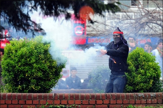 احتجاجات في اسطنبول بعد استبعاد 12 مرشحا كرديا من خوض الانتخابات صورة رقم 15 احتجاجات في اسطنبول بعد استبعاد 12 مرشحا كرديا من خوض الانتخابات صورة رقم 15