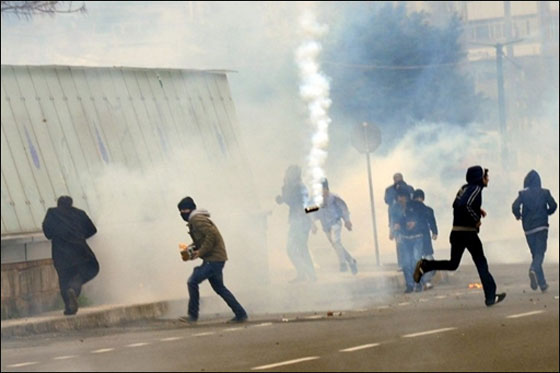 احتجاجات في اسطنبول بعد استبعاد 12 مرشحا كرديا من خوض الانتخابات صورة رقم 8 احتجاجات في اسطنبول بعد استبعاد 12 مرشحا كرديا من خوض الانتخابات صورة رقم 8