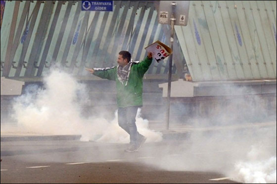 احتجاجات في اسطنبول بعد استبعاد 12 مرشحا كرديا من خوض الانتخابات صورة رقم 13 احتجاجات في اسطنبول بعد استبعاد 12 مرشحا كرديا من خوض الانتخابات صورة رقم 13