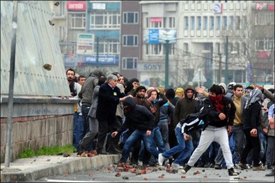 احتجاجات في اسطنبول بعد استبعاد 12 مرشحا كرديا من خوض الانتخابات صورة رقم 11 احتجاجات في اسطنبول بعد استبعاد 12 مرشحا كرديا من خوض الانتخابات صورة رقم 11